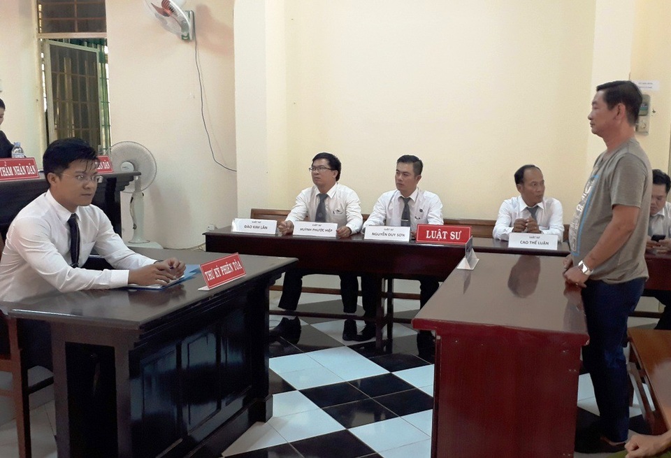 Lãnh 3 năm tù vì tội giao cấu với thiếu nữ bán vé số - 1 Kết thúc phiên tòa, HĐXX tuyên phạt bị cáo Bùi Văn Sơn 3 năm tù giam về tội giao cấu với trẻ em