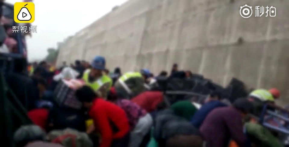 9 tấn táo bị đổ giữa đường, người dân Trung Quốc thi nhau nhặt sạch - 1 Người dân thi nhau nhặt 9 tấn táo bị đổ giữa đường