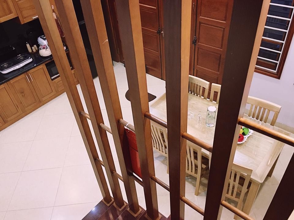 Chốn đi về khang trang của MC Hoàng Linh “Chúng tôi là chiến sĩ” - 4 Ngôi nhà có diện tích 30m2 xây lên 5 tầng trên mảnh đất vuông vắn, mặt tiền rộng 5,7m. Ngôi nhà được xây vào cuối năm 2016, toạ lạc trên đường Lạc Long Quân, gần chợ Bưởi, Hoàng Hoa Thám, cách Hồ Tây chỉ 100m. Từ đây, Hoàng Linh có thể đi bộ ra tập thể dục ở Hồ Tây hàng ngày.