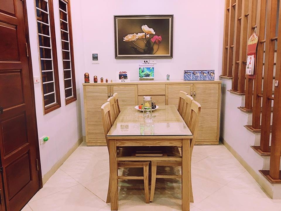 Chốn đi về khang trang của MC Hoàng Linh “Chúng tôi là chiến sĩ” - 6 Phòng bếp và phòng khách với nội thất gỗ sáng màu.