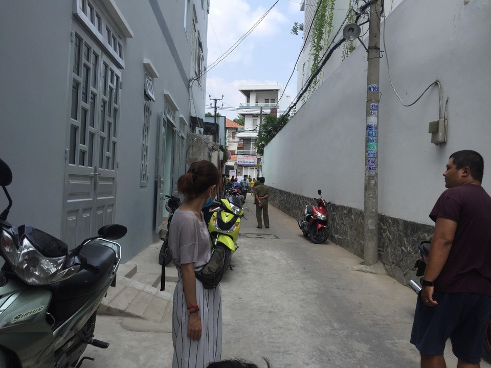 Bắt nhanh nghi can đâm chết vợ giữa trưa trong phòng trọ - 2
Hiện trường nơi xảy ra vụ án mạng.