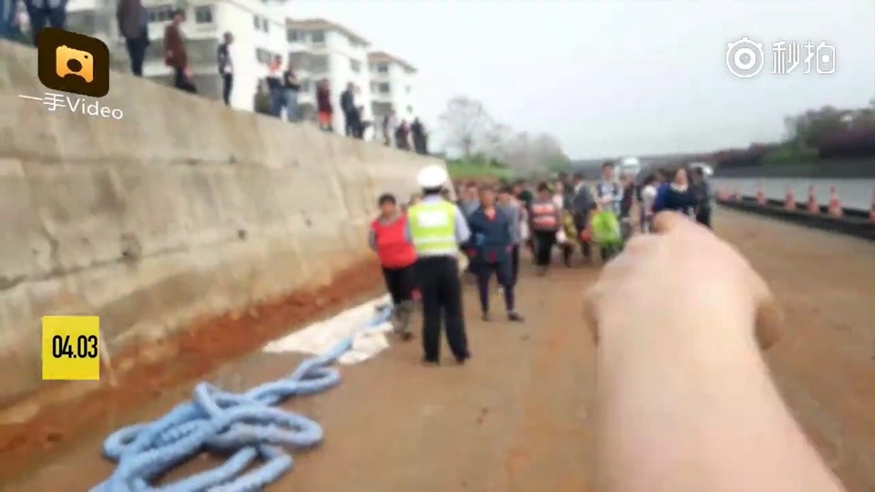 9 tấn táo bị đổ giữa đường, người dân Trung Quốc thi nhau nhặt sạch - 2 Khi công an có mặt tại hiện trường, 9 tấn táo được người dân thu dọn sạch sẽ