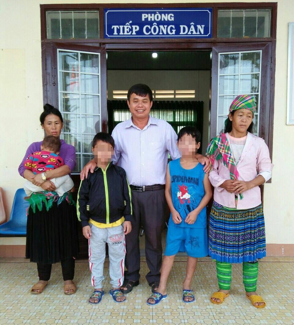 Hai bé trai bỏ trốn vì bị ép lao động nặng nhọc - 1