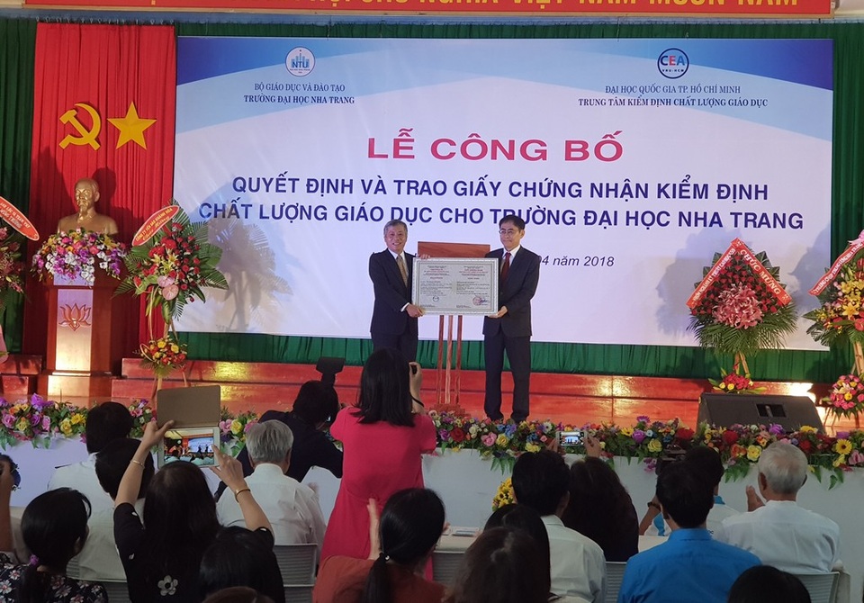 Đại học Nha Trang lần thứ hai đạt chuẩn kiểm định chất lượng giáo dục - 1 Lễ trao giấy chứng nhận kiểm định chất lượng giáo dục cho trường ĐH Nha Trang, sáng 6/4