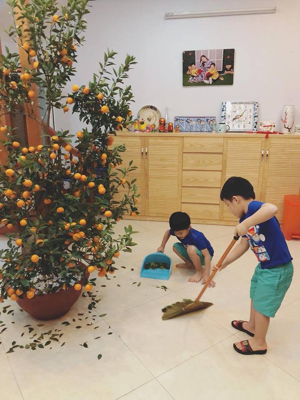 Chốn đi về khang trang của MC Hoàng Linh “Chúng tôi là chiến sĩ” - 5 Ngôi nhà được thiết kế đơn giản, hiện đại, tạo cảm giác rộng rãi mà vẫn ấm cúng. Trong ảnh là hai nhóc tì sinh đôi của MC Hoàng Linh và chồng cũ là MC Trung Nghĩa đang tự giác quét dọn nhà cửa. Trên trang cá nhân, Hoàng Linh cũng thường xuyên chia sẻ ảnh và clip đời thường đáng yêu, ngộ nghĩnh của hai bé.