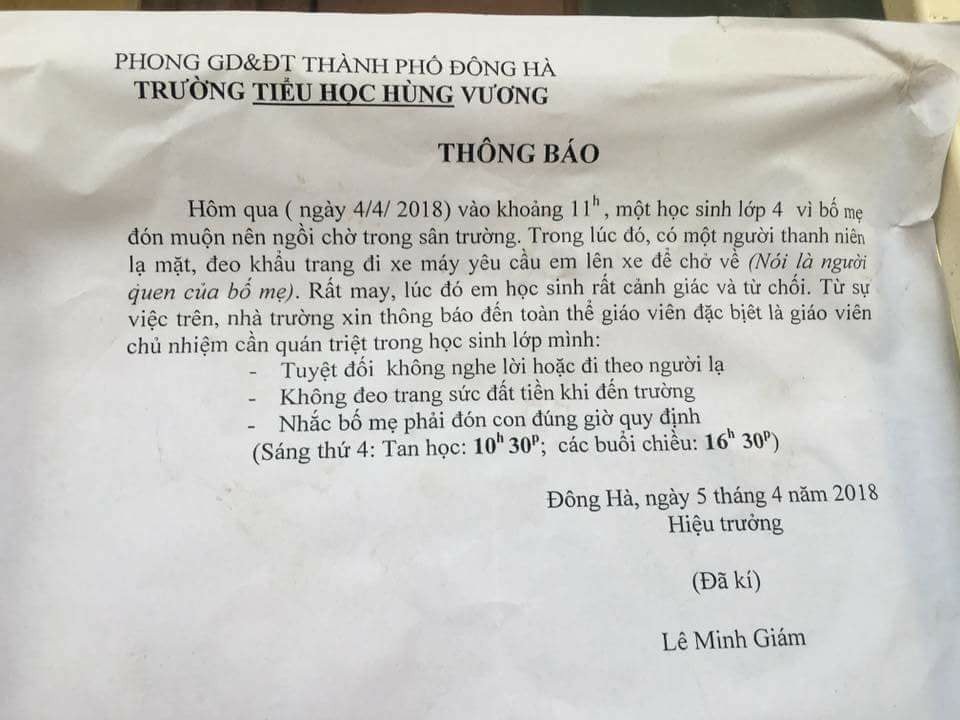 Nghi có kẻ lạ xuất hiện, nhà trường cảnh báo học sinh cảnh giác - 2 Thông báo yêu cầu phụ huynh học sinh đến con đúng giờ và tuyệt đối không nghe lời người lạ