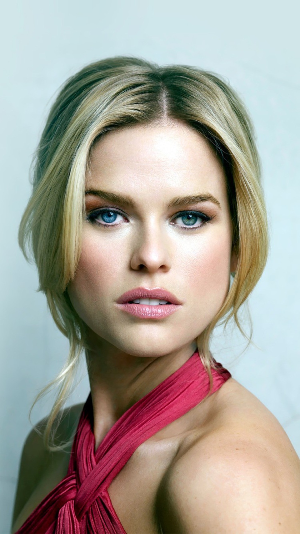 Nữ diễn viên người Anh Alice Eve (36 tuổi) có một mắt màu xanh dương và một mắt màu xanh lục. Đôi mắt khác màu của Eve là bẩm sinh và cô luôn cảm thấy được sinh ra với một chút khác biệt về diện mạo là điều thú vị.