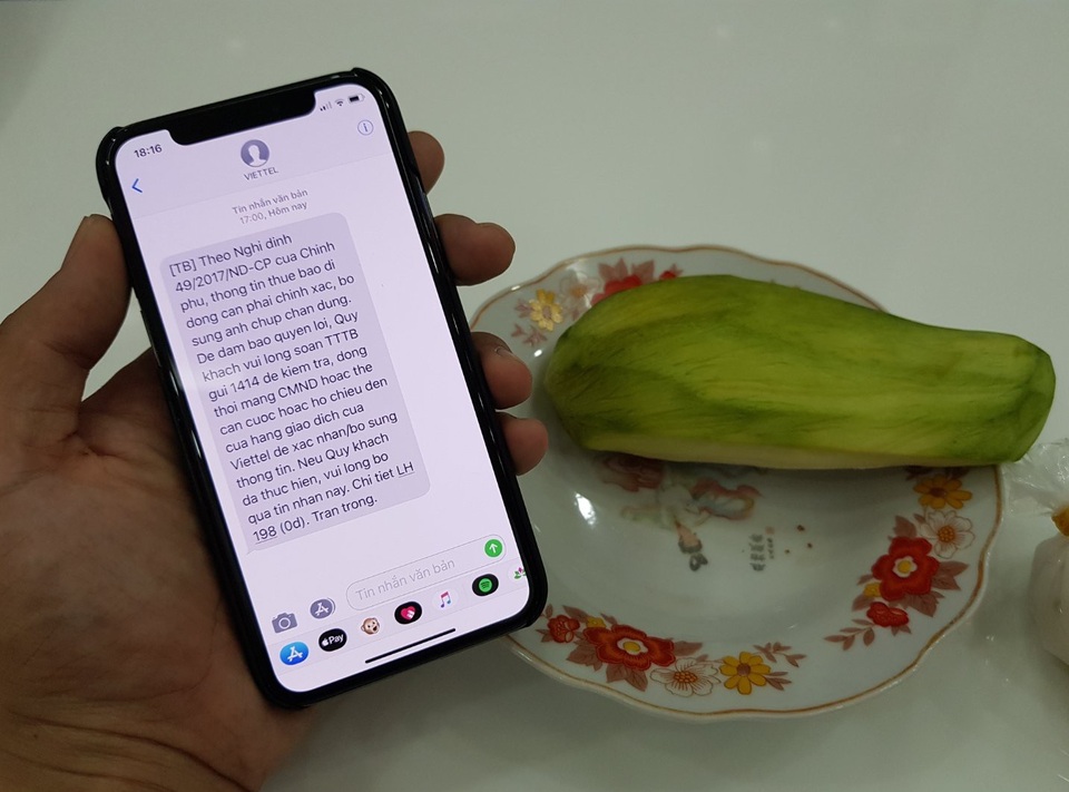 Nhà mạng yêu cầu khách hàng bổ sung chân dung trước ngày 24/4 - 1 Viettel nhắn tin đến khách hàng yêu cầu kiểm tra và bổ sung thông tin cá nhân. Ảnh: Tinhte