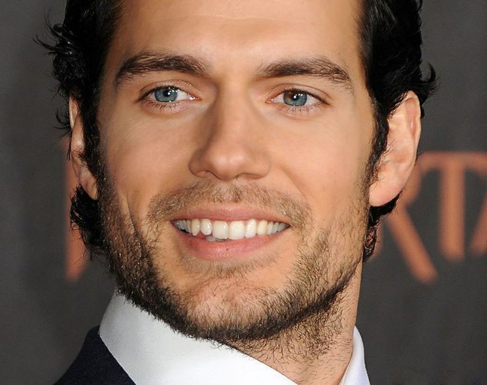 Nam diễn viên “người hùng cơ bắp” Henry Cavill (37 tuổi) có một bên mắt màu xanh dương với những đốm nâu xung quanh đồng tử.