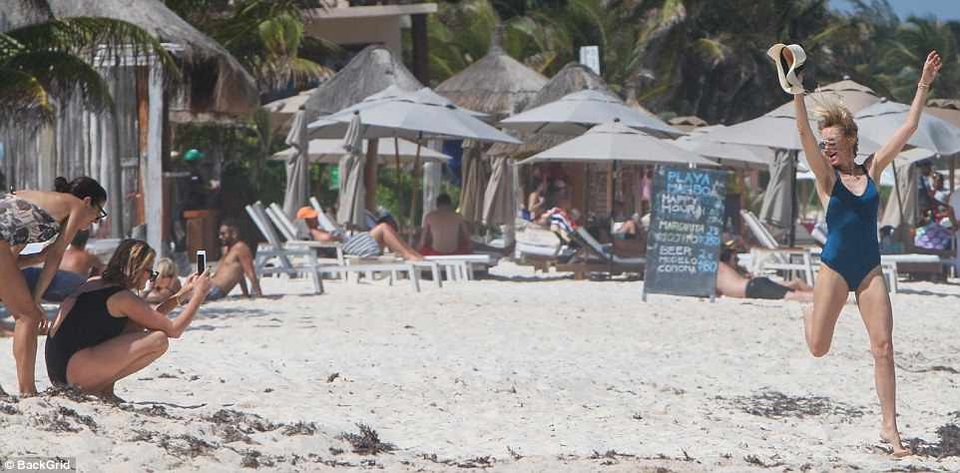 
Giờ đây cô một mình nuôi 2 con trai nhỏ
