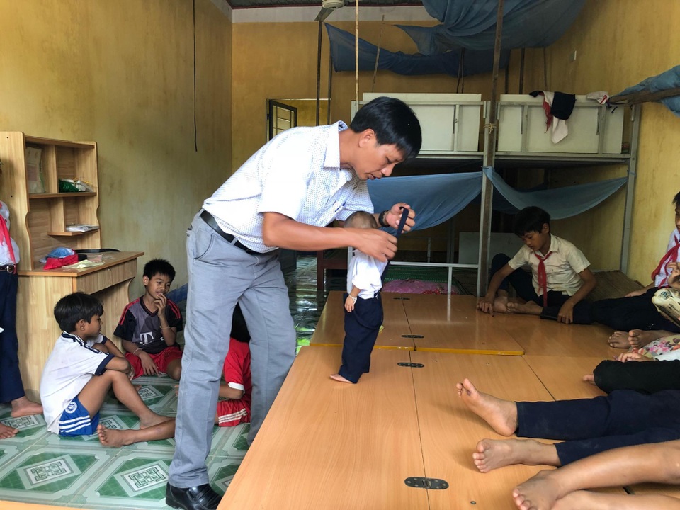 Bật khóc trước “bí mật” của người thầy dành cho học trò tí hon 10 tuổi nặng 3,9 kg - 6
Thầy Cương chăm sóc K’Rể như tình yêu của người cha dành cho con