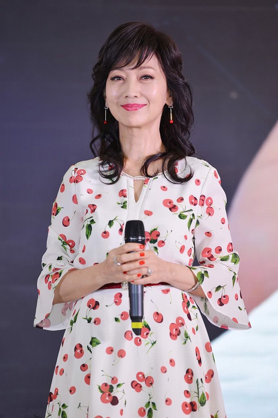 Mỹ nhân Hoa ngữ Triệu Nhã Chi vẫn đẹp mặn mà ở tuổi 64 - 13
Triệu Nhã Chi thường xuyên được mời làm gương mặt quảng cáo cho các nhãn hiệu thời trang hay mỹ phẩm. Triệu Nhã Chi khẳng định, bà không thích dao kéo thẩm mỹ và tôn trọng vẻ đẹp tự nhiên.