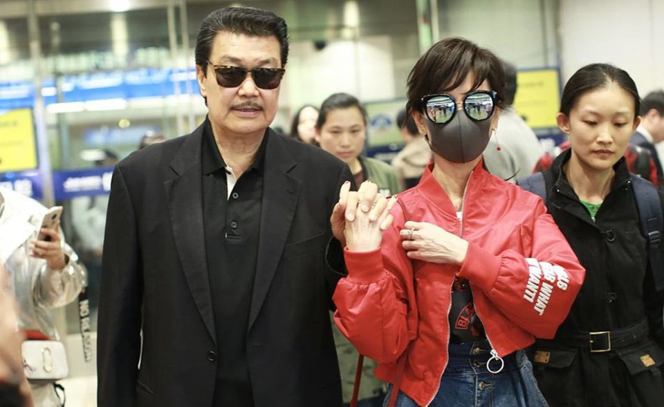 Mỹ nhân Hoa ngữ Triệu Nhã Chi vẫn đẹp mặn mà ở tuổi 64 - 11
Vợ chồng Triệu Nhã Chi đã kết hôn được 33 năm nhưng không bao giờ quên dành cho nhau những điều ngọt ngào.