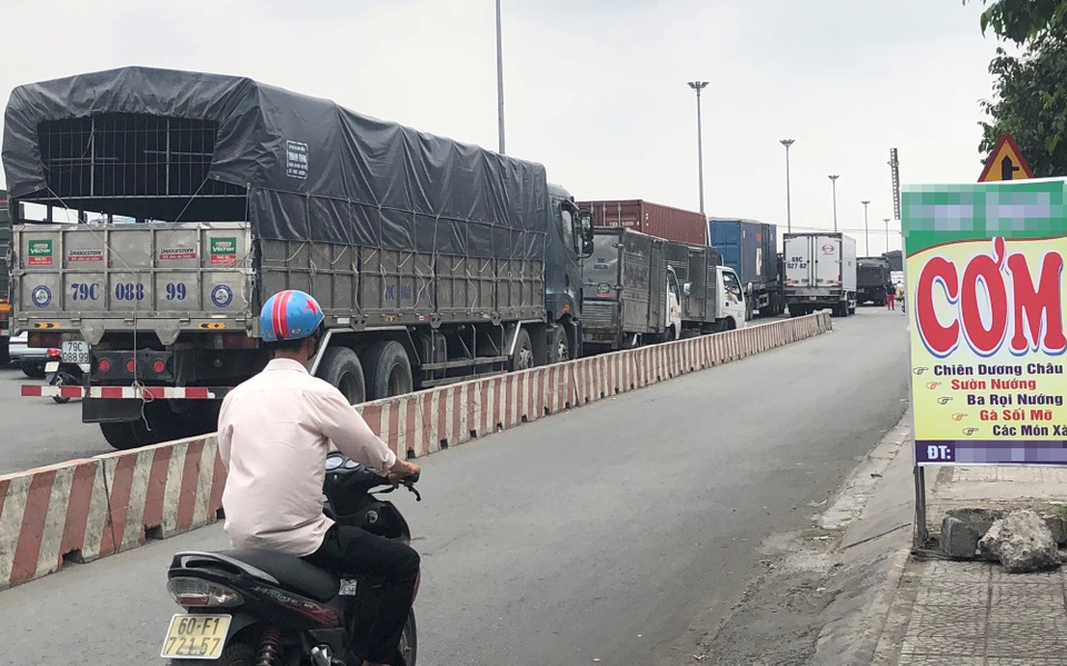 Tài xế chạy tán loạn, lao xe "quyết tử" khi thấy CSGT xuất hiện bất ngờ - 6 Tài xế chạy tán loạn, lao xe "quyết tử" khi thấy CSGT xuất hiện bất ngờ - 6