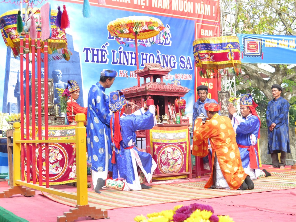 Quảng Ngãi tri ân những hùng binh đi mở cõi - 1 Các bô lão tổ chức lễ tế theo nghi thức truyền thống tại đình làng An Hải