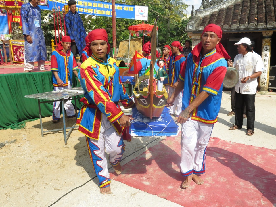 Quảng Ngãi tri ân những hùng binh đi mở cõi - 2 Những chiếc thuyền với hình nhân thế mạng được thả xuống biển