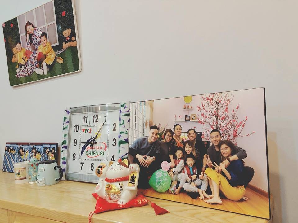 Chốn đi về khang trang của MC Hoàng Linh “Chúng tôi là chiến sĩ” - 12 Hoàng Linh in rất nhiều bức hình gia đình để trang trí. Chiếc đồng hồ gắn logo của chương trình Chúng tôi là chiến sĩ cũng hiện hữu trong căn nhà của cô.