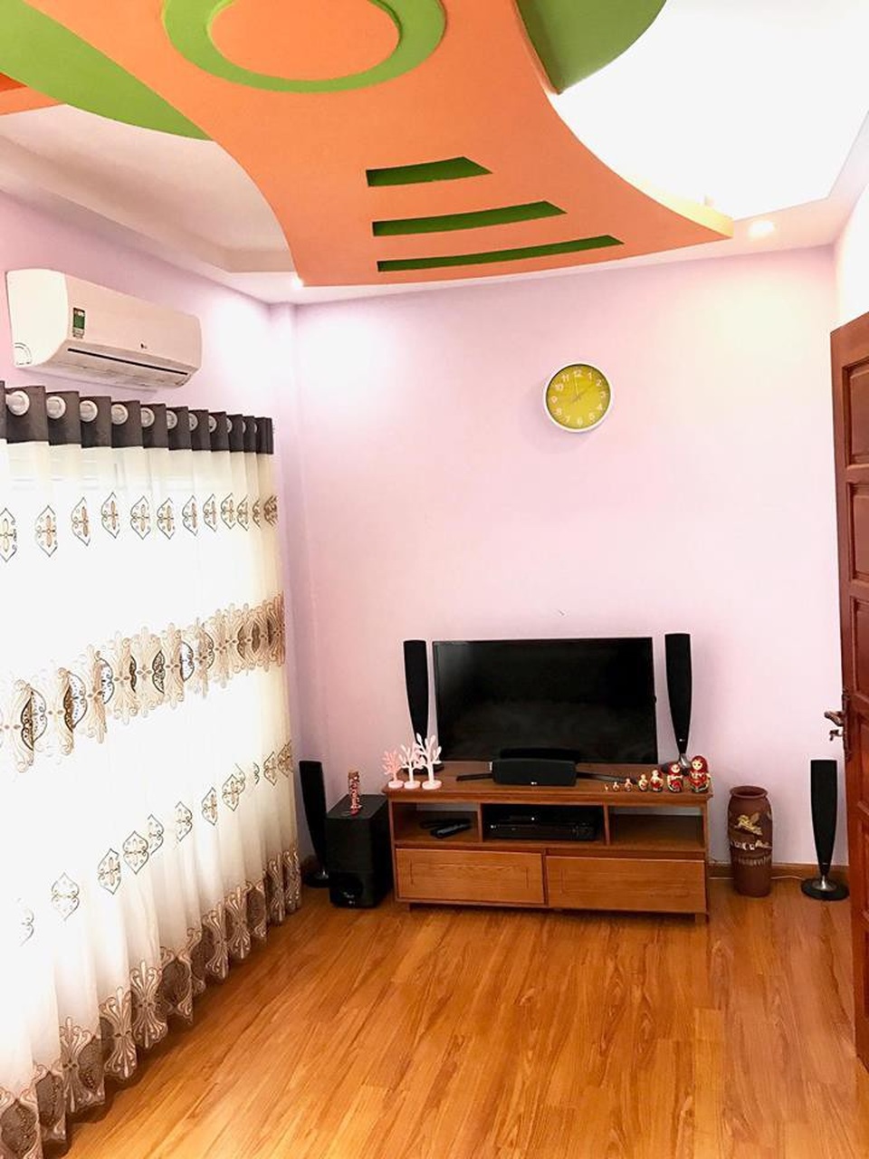 Chốn đi về khang trang của MC Hoàng Linh “Chúng tôi là chiến sĩ” - 10 Phòng xem tivi và cũng là nơi để hai nhóc tì tập nhạc.