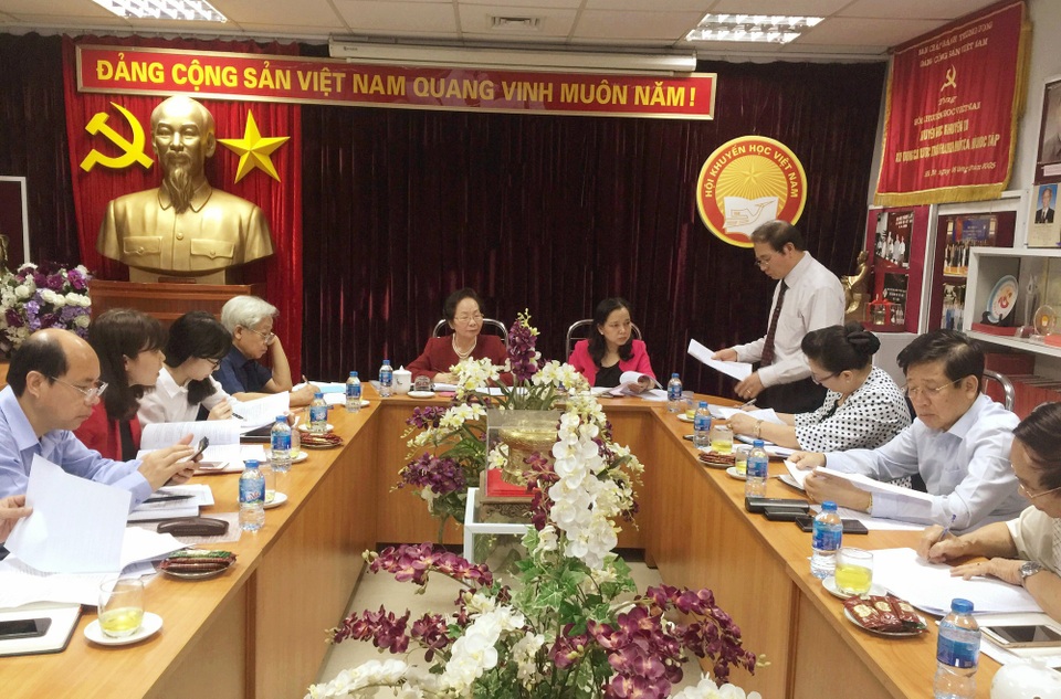 Lồng ghép tiêu chí “Cộng đồng học tập” vào danh hiệu Nông thôn mới - 2 Đồng chí Hoàng Be báo cáo tình hình thực hiện phong trào thi đua, khen thưởng của Hội Khuyến học Việt Nam thời gian qua.