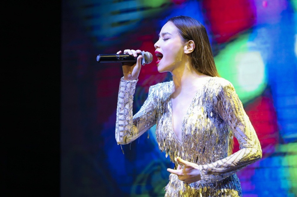 Thành “hiện tượng” sau bản cover của Hoa Vinh, Châu Khải Phong “phản pháo” “không ăn may” - 8 Cùng là ca sĩ trình diễn tại chương trình, Hồ Ngọc Hà khuấy động không khí với ca khúc Cả một trời thương nhớ.