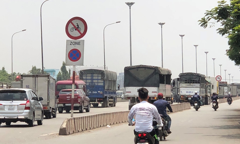 Tài xế chạy tán loạn, lao xe "quyết tử" khi thấy CSGT xuất hiện bất ngờ - 1 Dù khu vực QL1 ở cửa ngõ huyết mạch từ TPHCM luôn đông đúc phương tiện và có biển báo cấm dừng, đỗ...