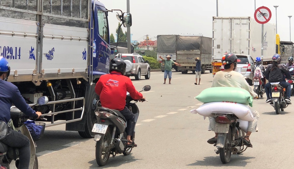 Tài xế chạy tán loạn, lao xe "quyết tử" khi thấy CSGT xuất hiện bất ngờ - 7 
Nhức nhối tình trạng ô tô, xe tải, nhất là những chiếc xe container dài ngoằng đậu tràn lan, thậm chí đậu thành 2-3 hàng, để vào ăn cơm, gây cản trở giao thông ngay cửa ngõ huyết mạch TPHCM.