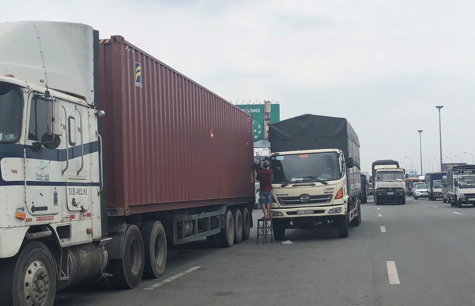 Tài xế chạy tán loạn, lao xe "quyết tử" khi thấy CSGT xuất hiện bất ngờ - 2 Tài xế chạy tán loạn, lao xe "quyết tử" khi thấy CSGT xuất hiện bất ngờ - 2