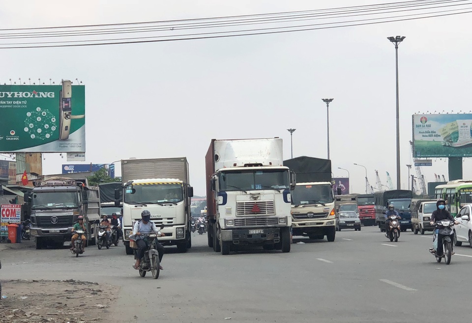 Tài xế chạy tán loạn, lao xe "quyết tử" khi thấy CSGT xuất hiện bất ngờ - 3 Tuy nhiên hàng ngày nhất là vào giữa trưa, tình trạng tài xế đậu xe dàn hàng ngang để ăn cơm diễn ra thường xuyên khiến tình trạng giao thông qua khu vực vô cùng phức tạp.