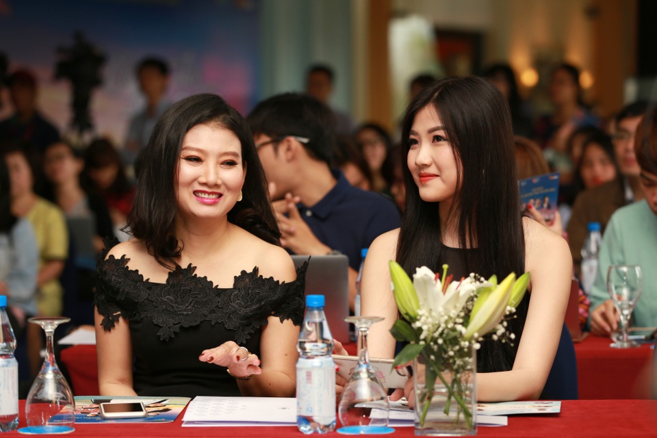 NSƯT Mỹ Uyên: “Ngoài đời, tôi như một cái thùng rác chứa đầy rác” - 1 Mỹ Uyên và diễn viên trẻ trong buổi ra mắt phim Cả một đời ân oán phần 2.