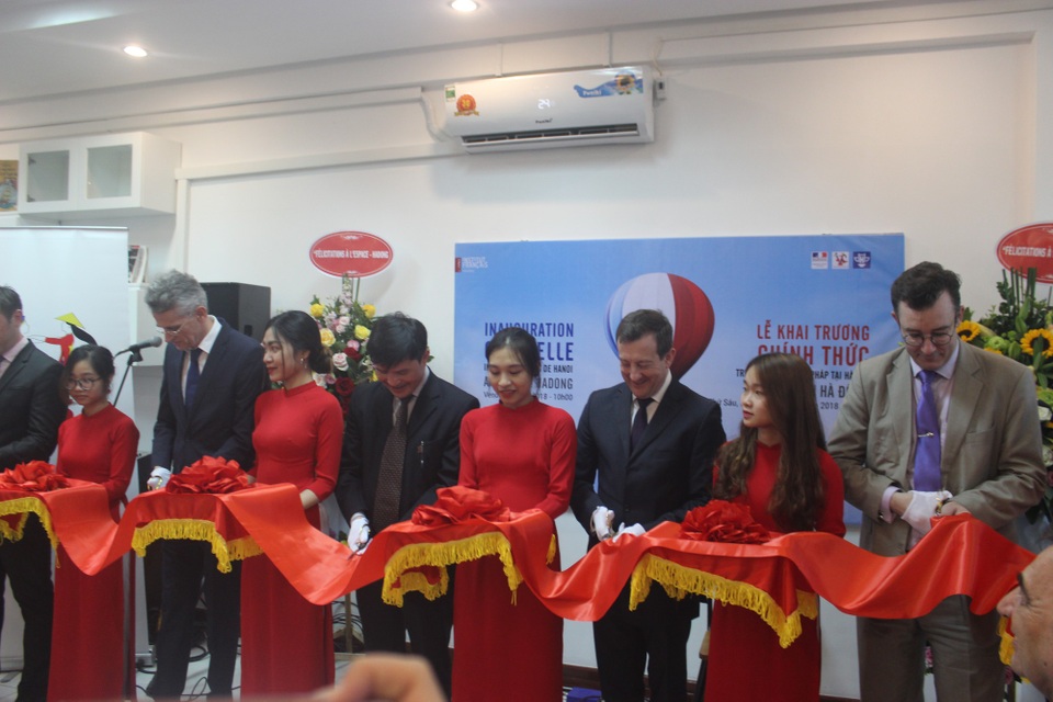 Khai trương trung tâm Pháp ngữ và văn hóa mới của Viện Pháp tại Hà Nội - 2 Đại sứ Lortholary cùng các đại biểu cắt băng khai trương chi nhánh mới của Viện Pháp.