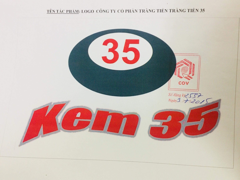 Nhận diện thương hiệu Kem 35 ốc quế được người tiêu dùng ưa chuộng - 2 Logo của Kem 35 thật có hình elip màu xám bên ngoài, bên trong có hình elip nhỏ màu trắng kèm số 35 màu đỏ ở giữa