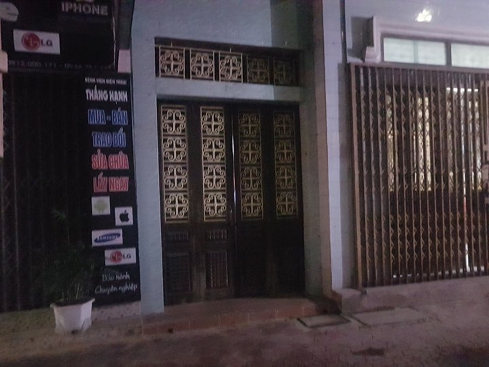 Công an khám nhà cựu Trung tướng Phan Văn Vĩnh - 3
Một cửa vào căn nhà của ông Vĩnh ở mặt đường Hùng Vương, TP.Nam Định