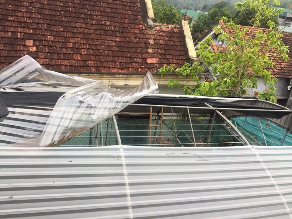 Hơn 335 nhà sập, trường học bị tốc mái sau vụ lốc xoáy kèm mưa đá - 1 Lốc xoáy xảy ra tại Tương Dương làm 336 nhà bị tốc mái, sập ...