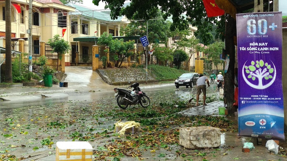 Hơn 335 nhà sập, trường học bị tốc mái sau vụ lốc xoáy kèm mưa đá - 3 Huy động nhân dân dọn dẹp các cây bị đổ, gãy đảm bảo giao thông thông suốt và dọn dẹp vệ sinh môi trường.