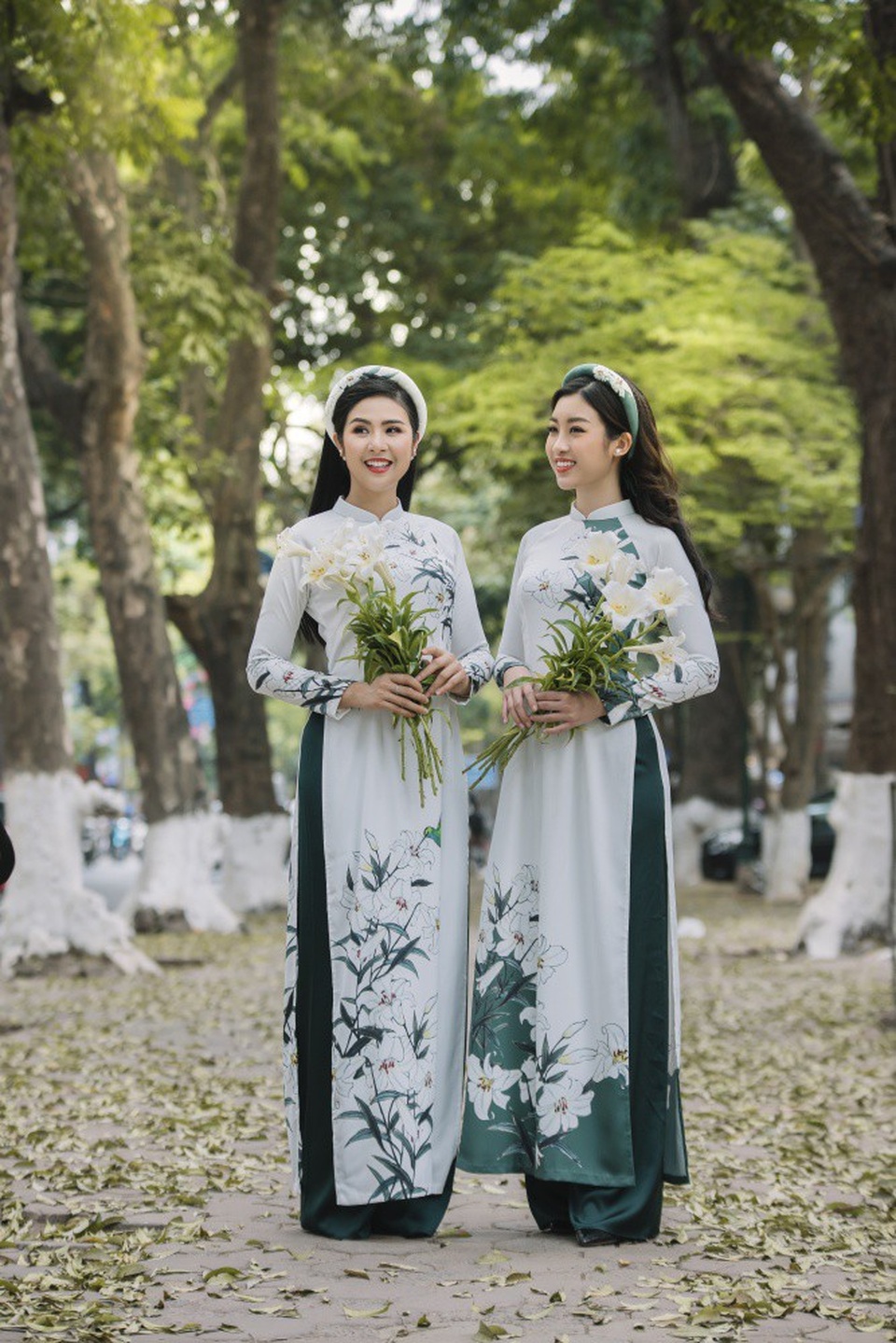 Hoạ tiết hoa loa kèn được in bay bổng trên nền vải lụa, gấm hoa.