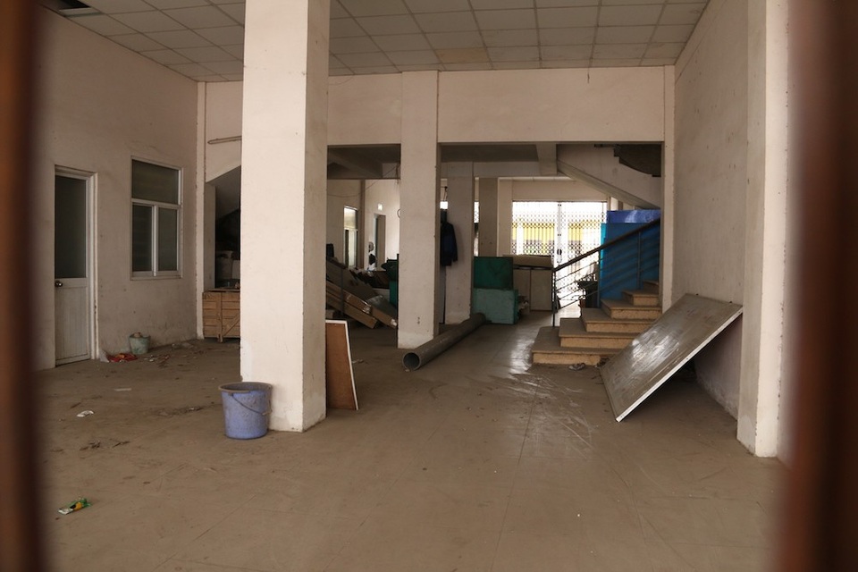 
Bên trong tầng một của một đơn nguyên đồ đạc vứt lộn xộn, bụi bám thành mảng.
