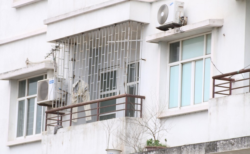 Công nhân của xưởng nhôm kính tận dụng căn phòng phía bên trên để sinh sống. Đây là căn nhà hiếm hoi có người ở nhưng chỉ là đi thuê.