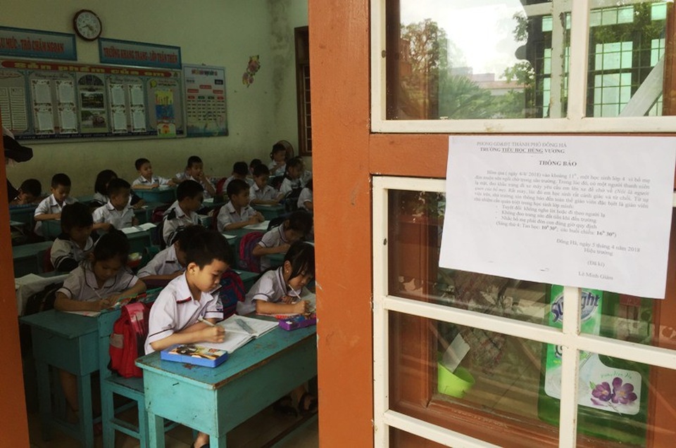 Nghi có kẻ lạ xuất hiện, nhà trường cảnh báo học sinh cảnh giác - 1 Thông báo được dán ở cửa các phòng học