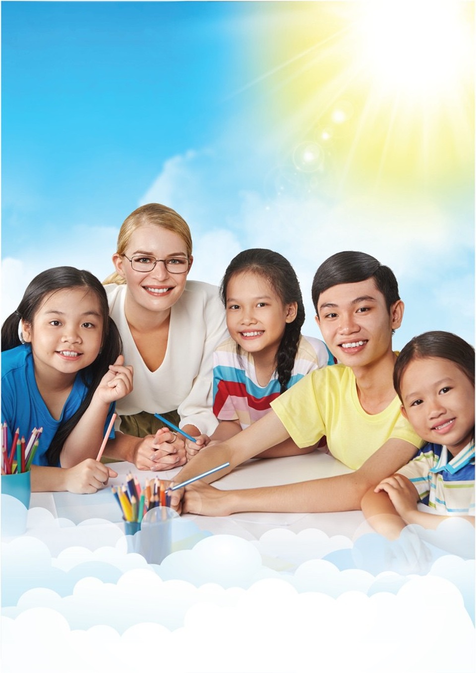 Trái ngược với cách giảng dạy trên, việc tiếp cận tiếng Anh thông qua các hoạt động vừa chơi vừa học sẽ giúp trẻ sử dụng tiếng Anh tự nhiên, từ đó nâng cao khả năng ngoại ngữ rõ rệt.