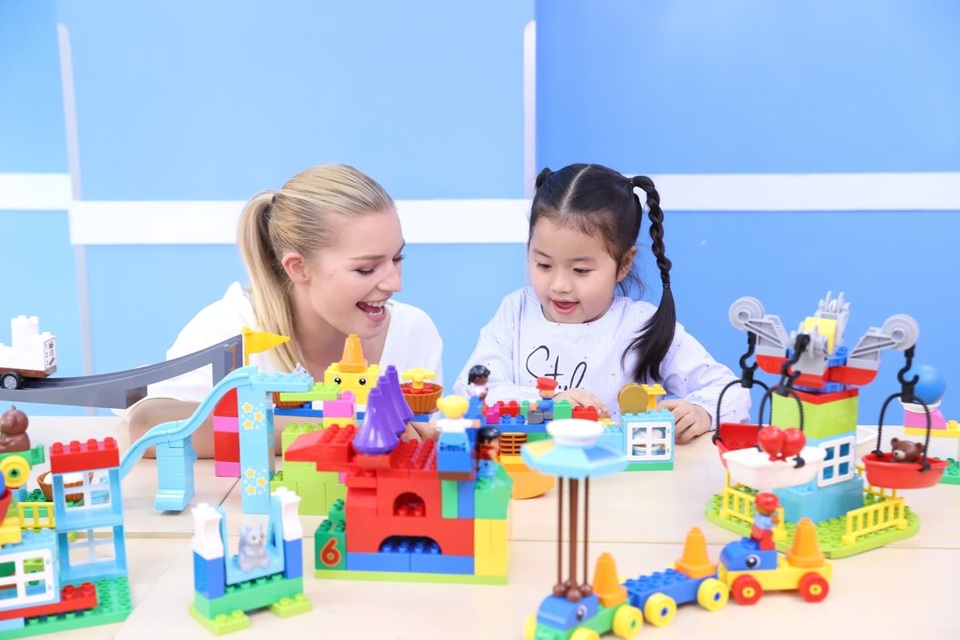 Trên sân chơi hè năng động của ILA, các bạn nhỏ có thể ứng dụng những gì được học để thực hiện những dự án giúp đỡ cộng đồng phù hợp với từng độ tuổi.