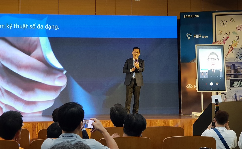 Ông Kim Cheol Gi Tổng Giám đốc Công ty Điện tử Samsung Vina giới thiệu bảng Flip