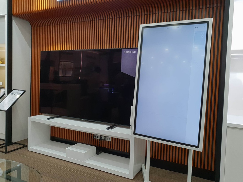 Samsung Flip (bên phải)