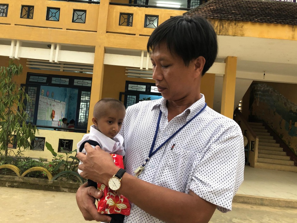 Bật khóc trước “bí mật” của người thầy dành cho học trò tí hon 10 tuổi nặng 3,9 kg - 1
Thầy Đặng Văn Cương và cậu học trò tí hon K’Rể đã gắn bó với nhau được 3 năm.