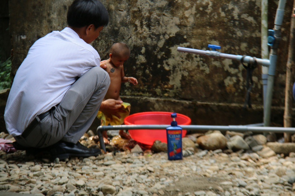 Bật khóc trước “bí mật” của người thầy dành cho học trò tí hon 10 tuổi nặng 3,9 kg - 4
Mọi sinh hoạt hàng ngày của K’Rể ở trường đều do thầy Cương và nhiều thầy cô trong trường chăm sóc