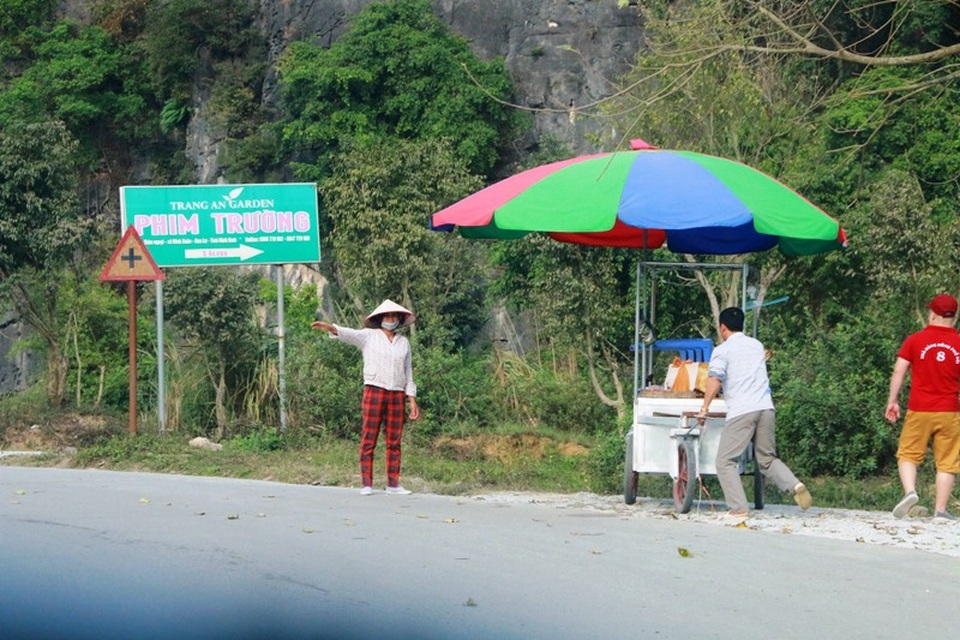 Thịt dê “thấm” bụi bẩn bán tràn lan bên đường vào Tràng An - 1
Cảnh người dân bày bán thịt dê hai bên đường vào danh thắng Tràng An vẫn còn nhan nhản.