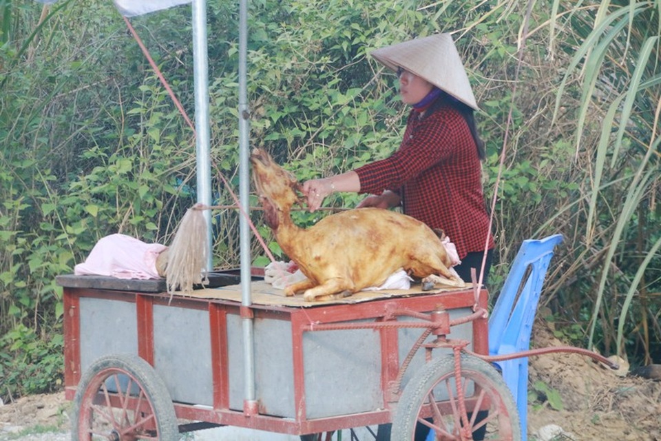 Thịt dê “thấm” bụi bẩn bán tràn lan bên đường vào Tràng An - 4 Tỉnh Ninh Bình chỉ đạo nhiều lần những vẫn chưa dẹp được cảnh bày bán thịt dê phản cảm, mất mỹ quan du lịch, mất an toàn vệ sinh thực phẩm.