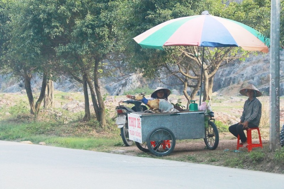Thịt dê “thấm” bụi bẩn bán tràn lan bên đường vào Tràng An - 5 Chưa biết đến bao giờ cảnh bán thịt dê hai bên đường vào danh thắng Tràng An mới được chính quyền dẹp bỏ?