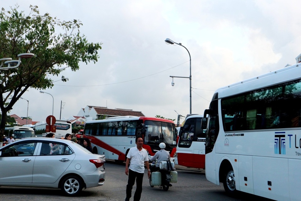 Hội An “nghẹt thở” vì xe và khách du lịch - 1 Tầm khoảng chiều và tối, phố cổ Hội An lại “nghẹt thở” bởi lượng xe khách đổ về rất đông