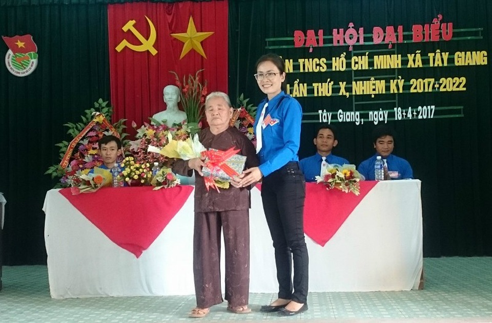 Cô gái đất võ Tây Sơn duy nhất nhận giải thưởng Lý Tự Trọng 2018 - 2 Chị Giao cũng là thủ lĩnh thanh niên có uy tín, nhiệt tình trong công tác và có khả năng đoàn kết tập hợp ĐVTN.