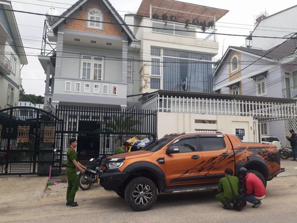 Vụ 2 cha con trúng đạn: Hé lộ tình tiết bất ngờ - 2 Chiếc xe bán tải của Tuấn đậu trước nhà ông B. cũng bị trúng đạn